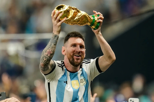 Messi và Ronaldo tranh danh hiệu 'Vận động viên xuất sắc nhất mọi thời đại'