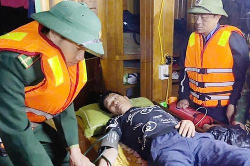 Cứu 6 ngư dân gặp nạn trên biển
