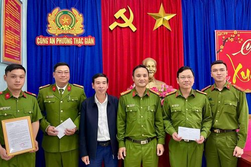 Khen thưởng đột xuất Công an phường Thạc Gián thành tích truy bắt đối tượng trộm cắp xe máy