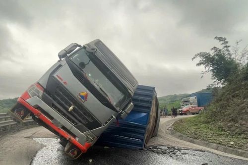 Xe chở gỗ bị lật khiến quốc lộ 15D lên Cửa khẩu quốc tế La Lay ách tắc kéo dài
