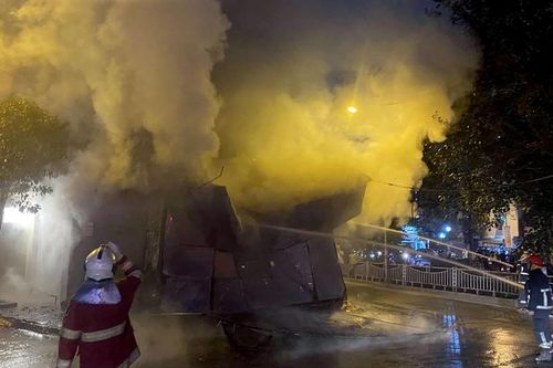 Hà Nội: Một gara ô tô nằm trong ngõ bất ngờ bốc cháy