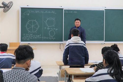 Giáo viên hợp đồng bị dừng trả lương khi sáp nhập TP Vinh: Trăn trở, hoang mang