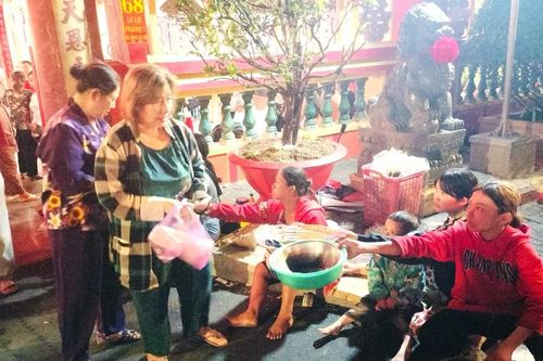 Tái diễn tình trạng bán hàng rong, ăn xin chèo kéo khách hành hương ở Cà Mau