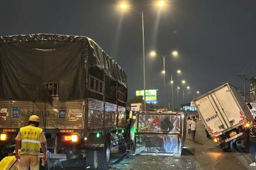 TP HCM: Tai nạn liên hoàn, xe tải nằm ngổn ngang trên đường