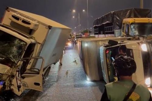 TP. HCM: Tai nạn liên hoàn giữa nhiều xe tải, giao thông ùn tắc