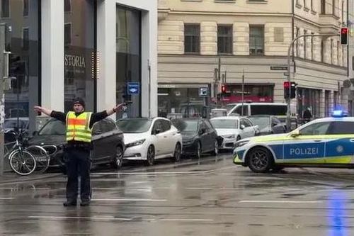 Ô tô lao vào đám đông ở Munich trước thềm Hội nghị An ninh