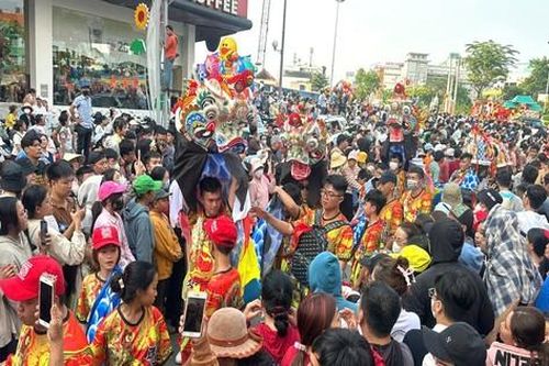 Đường phố đất Thủ chật cứng người rước cộ Bà