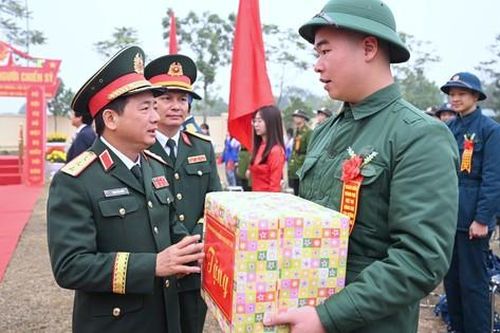 Tướng lĩnh Quân đội trao gửi niềm tin, truyền lửa nhiệt huyết cho các tân binh