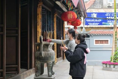 Rủ nhau đi chùa cầu duyên trước ngày lễ tình nhân