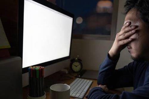 Thức xuyên đêm, đồng tử của người đàn ông biến dạng thành hình cánh hoa
