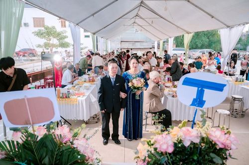 Ông bố bị ung thư phổi bật khóc nói điều hạnh phúc trong lễ kỷ niệm 50 năm cưới