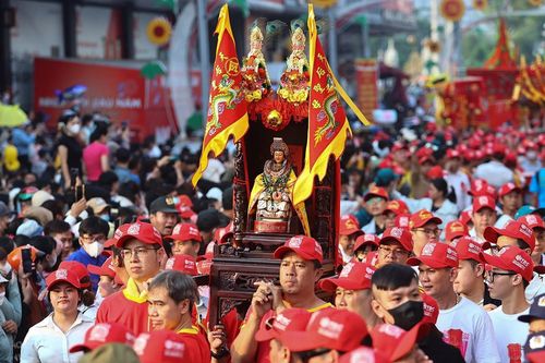 Vạn người chen chân xin lộc, dự lễ rước kiệu chùa Bà Bình Dương