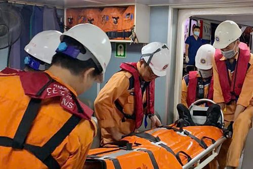 Cứu thuyền viên người Hàn Quốc bị nạn trên biển Khánh Hòa