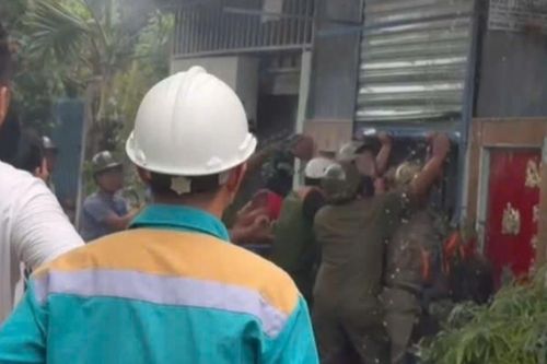 Cảnh sát phá 2 lớp cửa cuốn chữa cháy tại căn nhà vắng người ở TPHCM