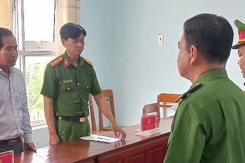 Bắt tạm giam cựu giám đốc văn phòng đăng ký đất đai ở An Giang