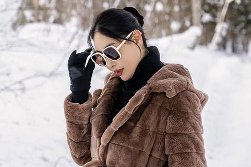 Hà Kiều Anh kiêu sa giữa tuyết lạnh, Công Lý được vợ kém 15 tuổi chăm sóc