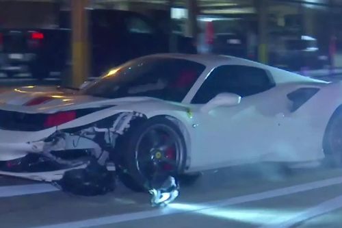 Siêu xe Ferrari F8 bị đâm nát, hỏng 4 bánh vẫn cố di chuyển trên cao tốc