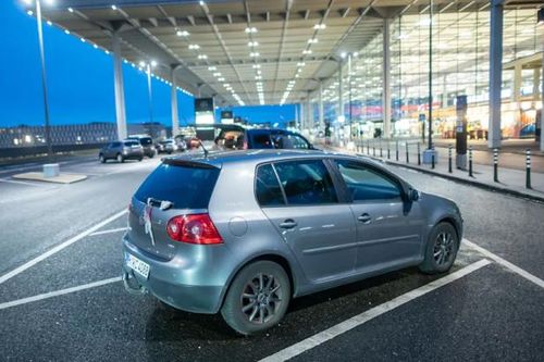 Bí ẩn chiếc xe vô chủ đậu 1 năm ở sân bay, mất hơn 5 tỷ đồng tiền gửi