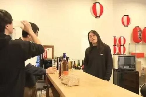 Công ty cho uống rượu bia trong giờ làm để thu hút nhân tài