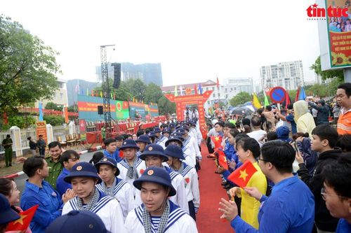 TP Hồ Chí Minh: Xúc động cảnh người thân đội mưa tiễn tân binh lên đường nhập ngũ
