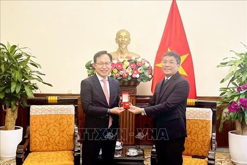 Trao tặng kỷ niệm chương cho Tổng Giám đốc Tổ hợp Samsung Việt Nam