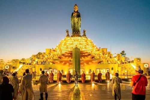 Núi Bà Đen rực sáng cùng hàng nghìn ngọn đăng
