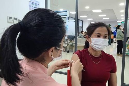 Đắk Lắk: Hàng nghìn người dân đi tiêm vắc-xin cúm để phòng bệnh