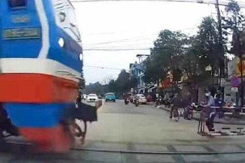 Vụ quên đóng gác chắn đường sắt: 4 người bị kỷ luật