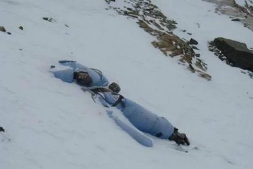 Có hơn 300 thi thể trên đỉnh Everest, hầu hết đều có tên và họ, nhưng tại sao không có quốc gia hay người thân nào đến nhận họ?