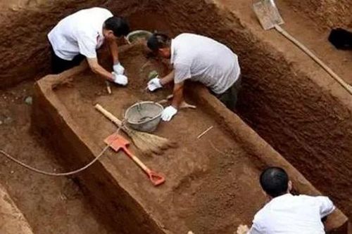 Lão nông đào đất phát hiện lớp đá cuội kỳ lạ, chuyên gia: 'Chôn lại đi, 13 năm nữa kho báu xuất hiện'!
