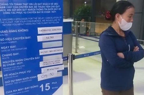 Hàng trăm hành khách vạ vật thâu đêm vì máy bay hủy chuyến không lý do