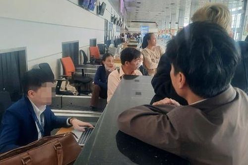 Bị hủy chuyến bay không rõ lý do, hành khách thất vọng với phương án hỗ trợ