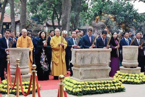 Chủ tịch Hội LHPN Việt Nam Nguyễn Thị Tuyến dự Lễ khai hội mùa xuân Côn Sơn - Kiếp Bạc 2025