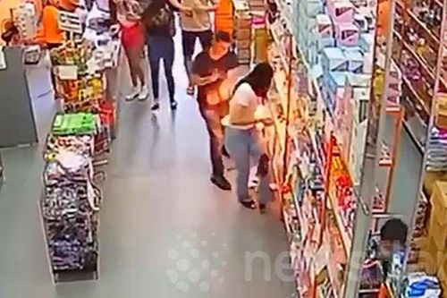 Đang mua sắm thì điện thoại phát nổ rồi bùng cháy trong túi quần
