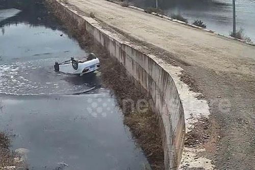 Mất lái, nữ tài xế điều khiển sedan lao thẳng xuống ao, lật ngửa xe giữa mặt nước