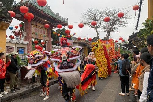 Dòng người xếp hàng tham dự Tết Nguyên tiêu ở phố cổ Hội An