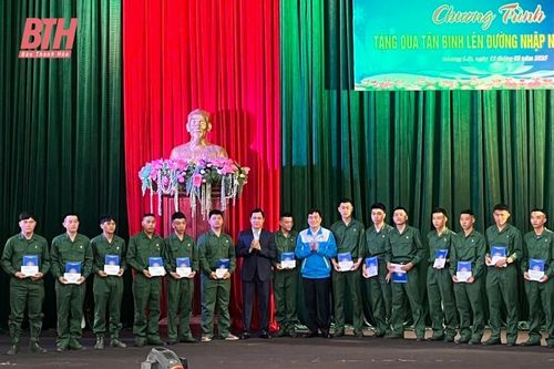 Tỉnh đoàn thăm, tặng quà động viên tân binh huyện Mường Lát