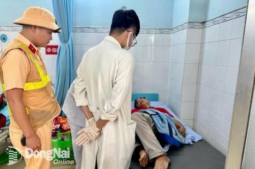 Cảnh sát giao thông Đồng Nai đưa 1 người bất tỉnh ven quốc lộ 56 đi cấp cứu kịp thời
