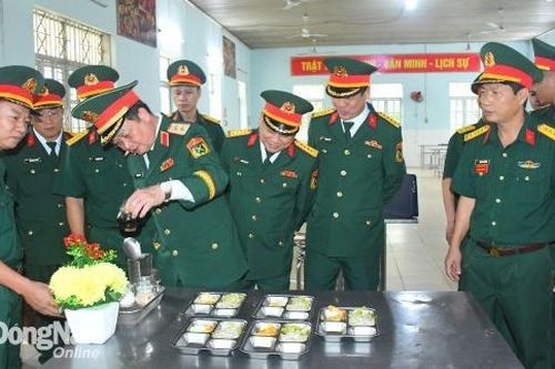 Trung tướng Trần Hoài Trung kiểm tra công tác tiếp nhận chiến sĩ mới tại Sư đoàn 309