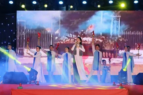 'Đất Sen hồng cất cánh bay lên'