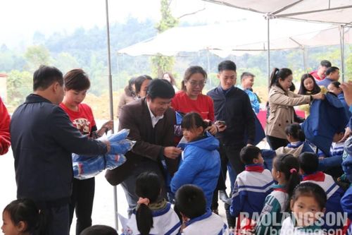 Mang 'đông ấm' đến với học sinh vùng cao