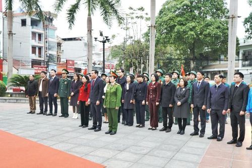Đoàn đại biểu thành phố Lạng Sơn dâng hương trước lễ giao nhận quân năm 2025