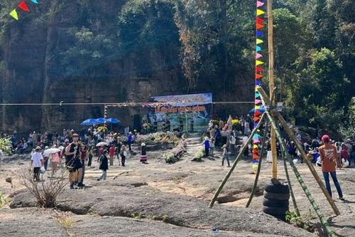 Hơn 1.800 lượt du khách trẩy hội rằm tháng Giêng tại thác Pongour