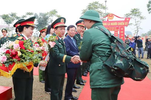 Thành phố Việt Trì tổ chức lễ giao, nhận quân năm 2025