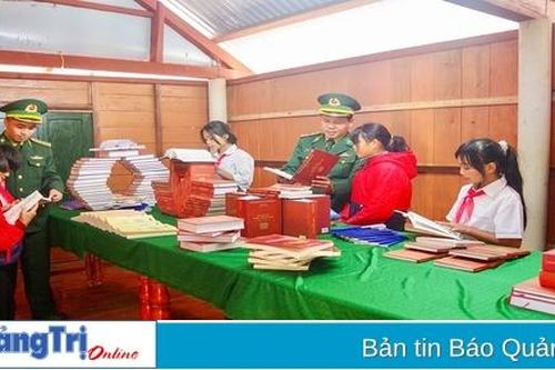 Thanh niên biên phòng chung sức đưa con chữ đến với trẻ vùng cao