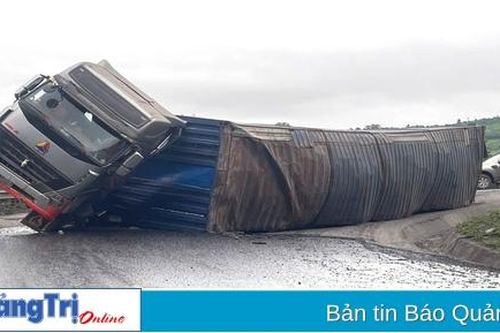 Xe chở gỗ bị lật, Quốc lộ 15D ách tắc