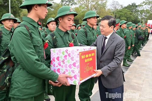 Chủ tịch UBND tỉnh Nguyễn Văn Sơn dự Lễ giao nhận quân năm 2025 huyện Sơn Dương