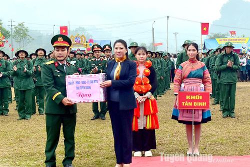 Phó Bí thư Thường trực Tỉnh ủy, Chủ tịch HĐND tỉnh Lê Thị Kim Dung dự lễ giao, nhận quân tại huyện Lâm Bình