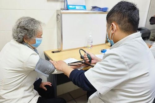 Khuyến cáo đeo khẩu trang khi vào Bệnh viện Trung ương Huế