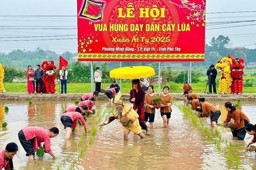Lễ hội Vua Hùng dạy dân cấy lúa Xuân Ất Tỵ